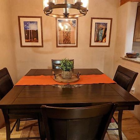 Magical Santa Fe Stay, Minutes From Town Square, Sleeps 4, Includes Free Parking And Outdoor Hot Tub! Bagian luar foto