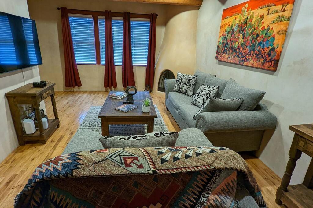 Magical Santa Fe Stay, Minutes From Town Square, Sleeps 4, Includes Free Parking And Outdoor Hot Tub! Bagian luar foto