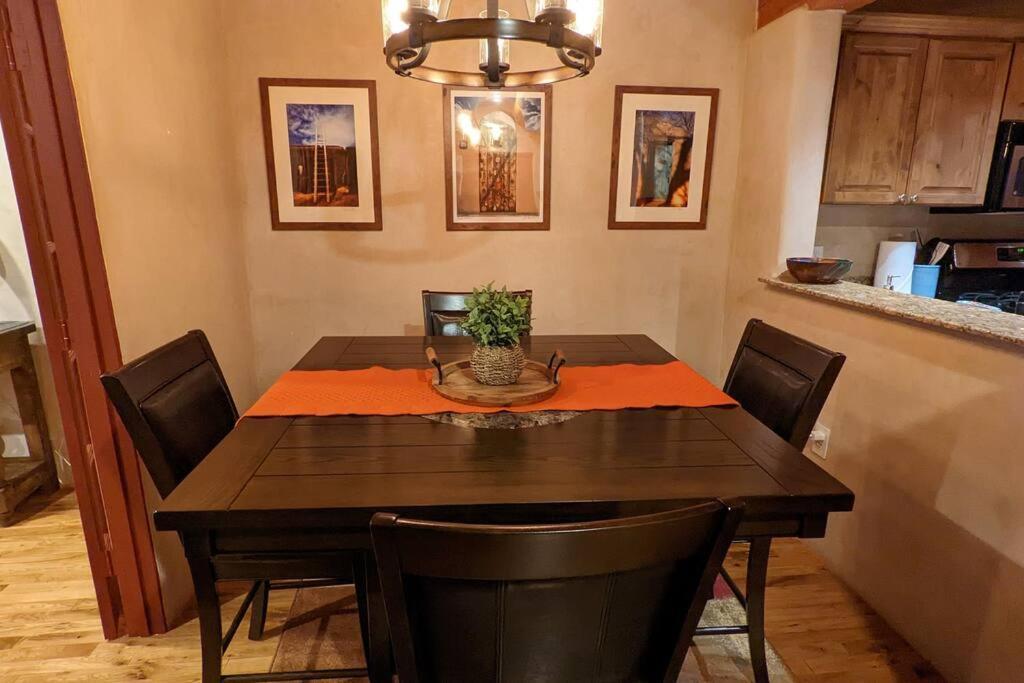 Magical Santa Fe Stay, Minutes From Town Square, Sleeps 4, Includes Free Parking And Outdoor Hot Tub! Bagian luar foto