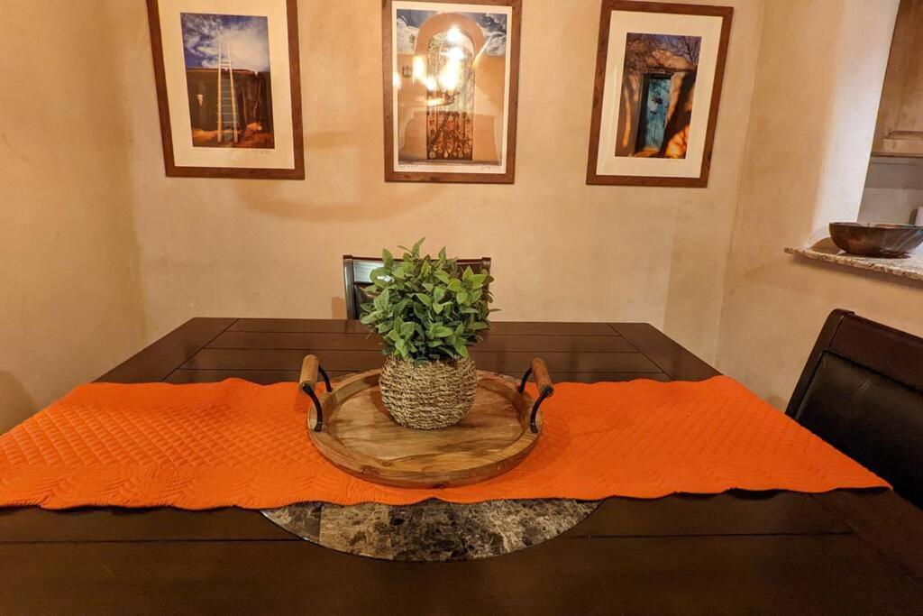 Magical Santa Fe Stay, Minutes From Town Square, Sleeps 4, Includes Free Parking And Outdoor Hot Tub! Bagian luar foto
