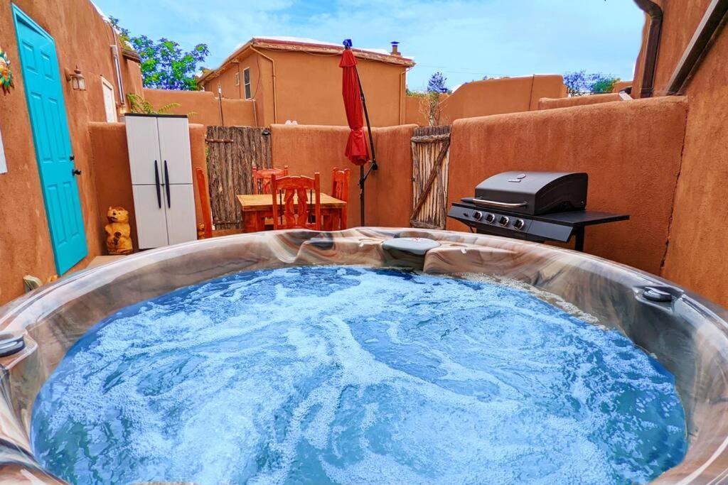 Magical Santa Fe Stay, Minutes From Town Square, Sleeps 4, Includes Free Parking And Outdoor Hot Tub! Bagian luar foto