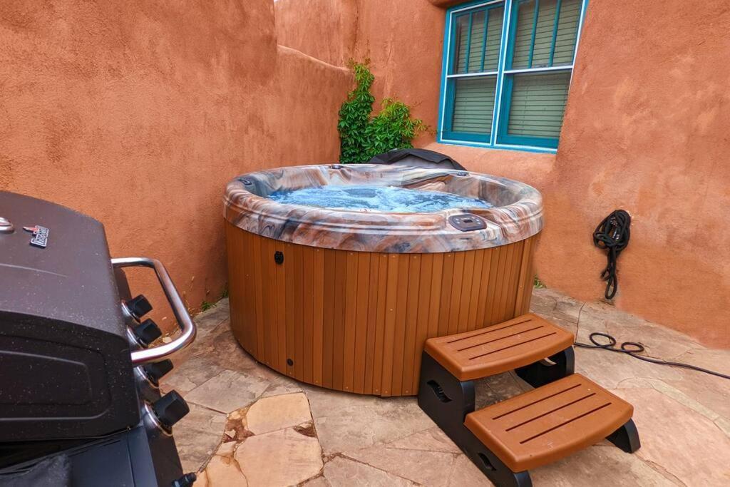 Magical Santa Fe Stay, Minutes From Town Square, Sleeps 4, Includes Free Parking And Outdoor Hot Tub! Bagian luar foto