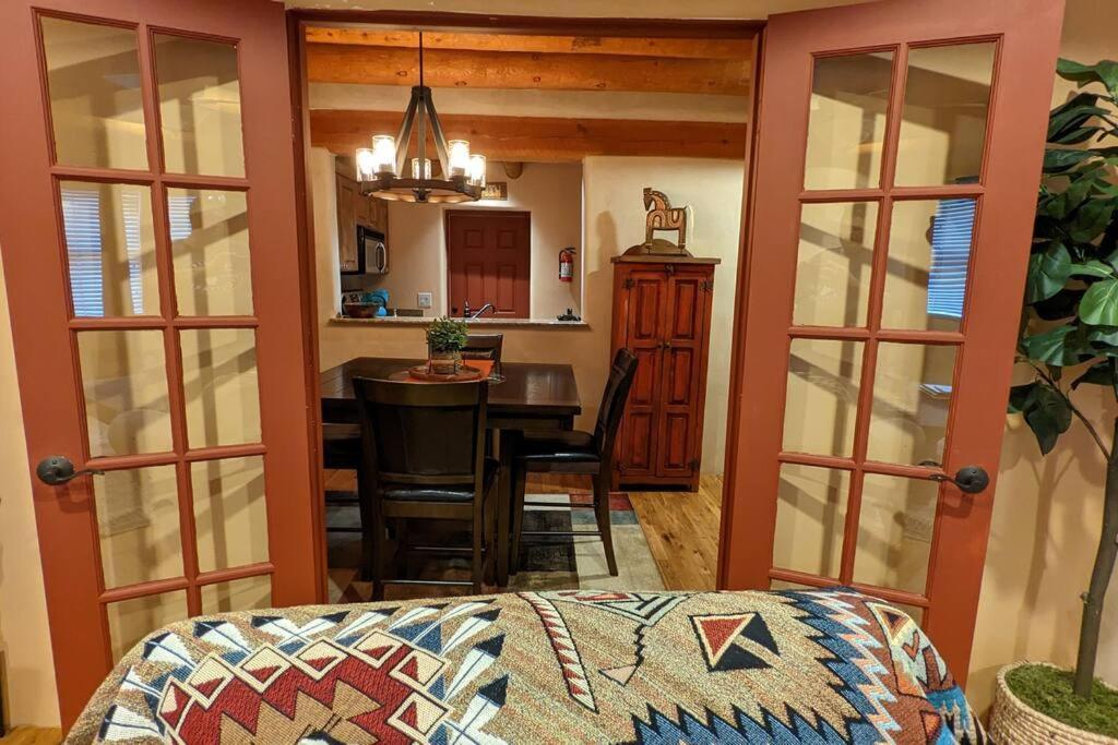 Magical Santa Fe Stay, Minutes From Town Square, Sleeps 4, Includes Free Parking And Outdoor Hot Tub! Bagian luar foto