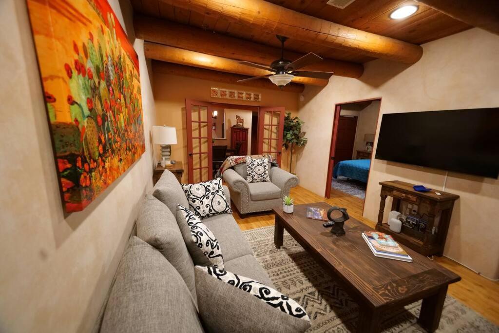 Magical Santa Fe Stay, Minutes From Town Square, Sleeps 4, Includes Free Parking And Outdoor Hot Tub! Bagian luar foto