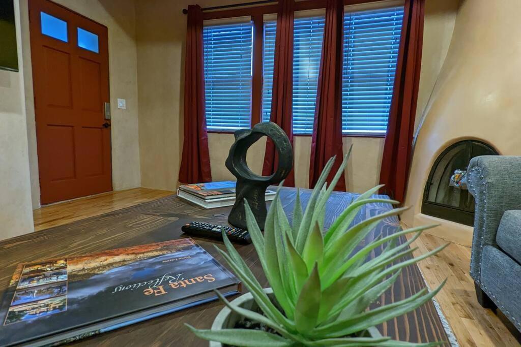 Magical Santa Fe Stay, Minutes From Town Square, Sleeps 4, Includes Free Parking And Outdoor Hot Tub! Bagian luar foto