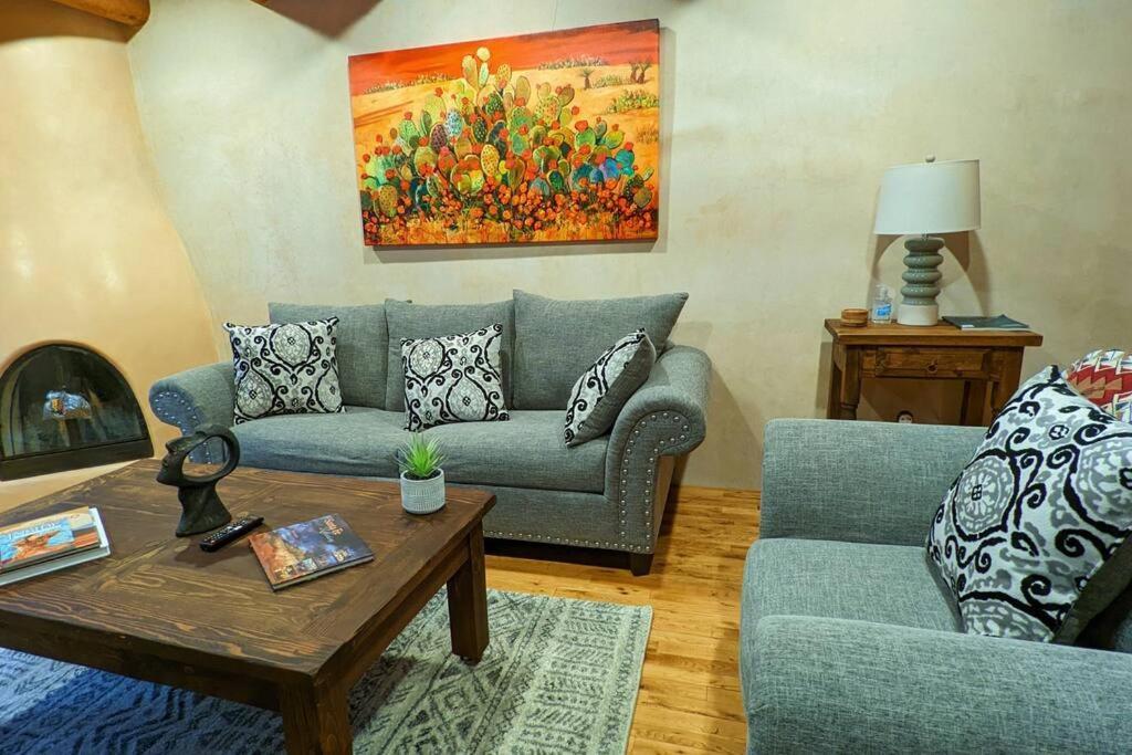Magical Santa Fe Stay, Minutes From Town Square, Sleeps 4, Includes Free Parking And Outdoor Hot Tub! Bagian luar foto