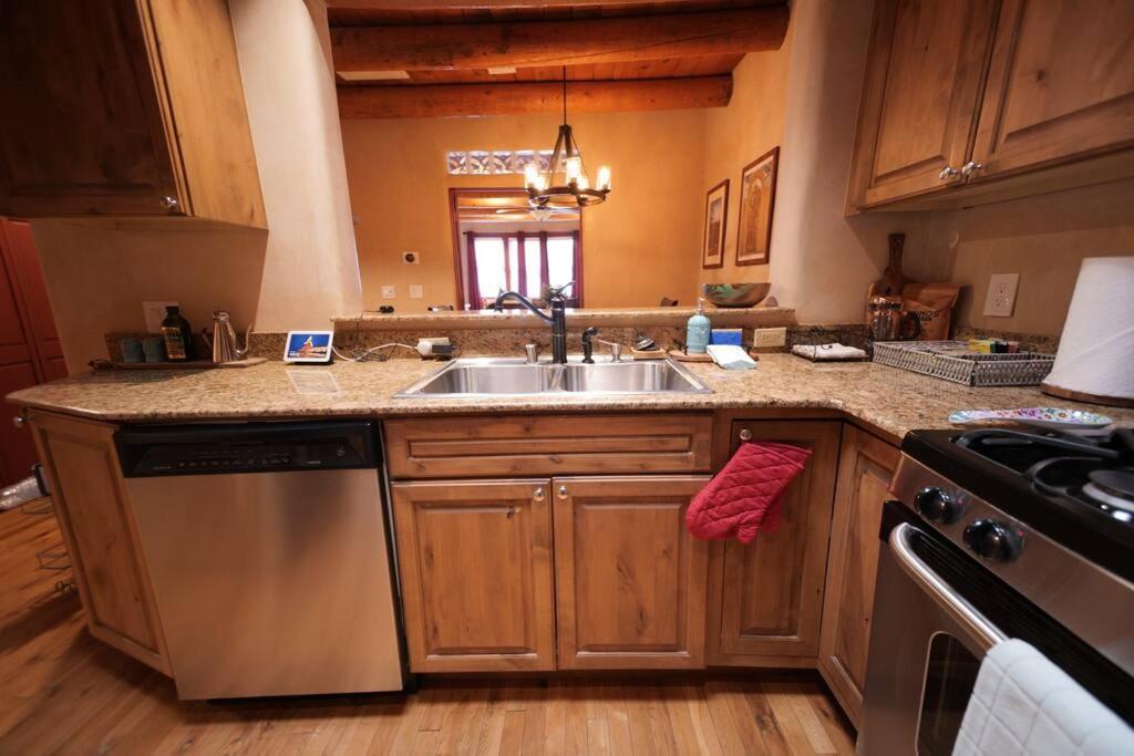 Magical Santa Fe Stay, Minutes From Town Square, Sleeps 4, Includes Free Parking And Outdoor Hot Tub! Bagian luar foto
