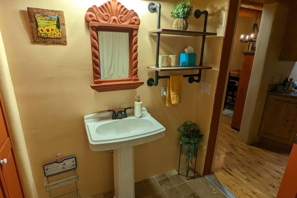 Magical Santa Fe Stay, Minutes From Town Square, Sleeps 4, Includes Free Parking And Outdoor Hot Tub! Bagian luar foto