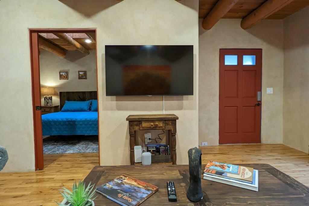 Magical Santa Fe Stay, Minutes From Town Square, Sleeps 4, Includes Free Parking And Outdoor Hot Tub! Bagian luar foto