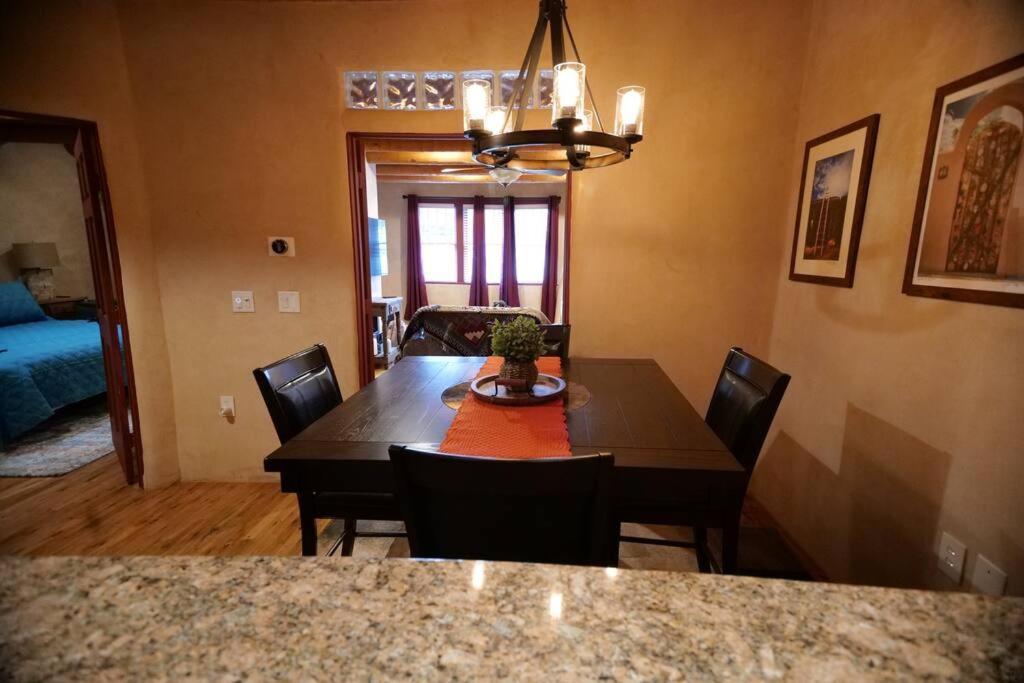 Magical Santa Fe Stay, Minutes From Town Square, Sleeps 4, Includes Free Parking And Outdoor Hot Tub! Bagian luar foto