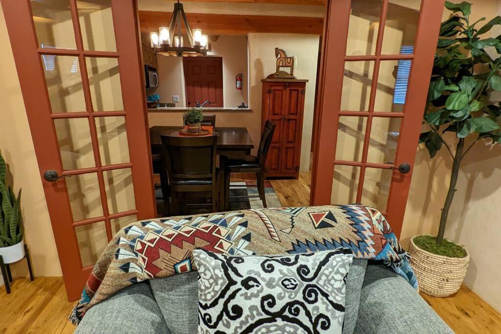 Magical Santa Fe Stay, Minutes From Town Square, Sleeps 4, Includes Free Parking And Outdoor Hot Tub! Bagian luar foto