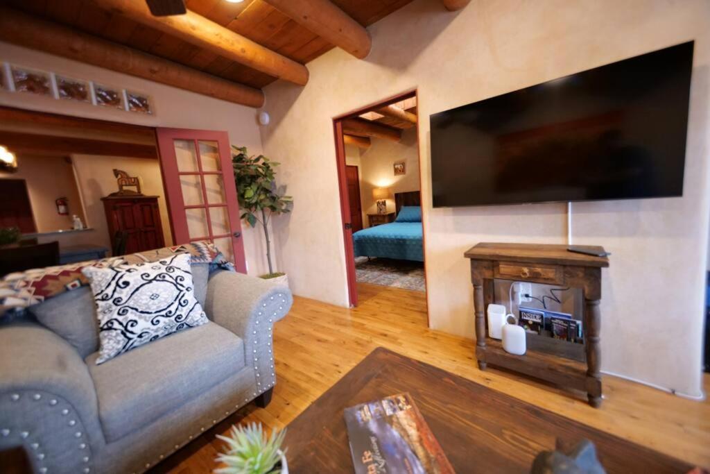Magical Santa Fe Stay, Minutes From Town Square, Sleeps 4, Includes Free Parking And Outdoor Hot Tub! Bagian luar foto