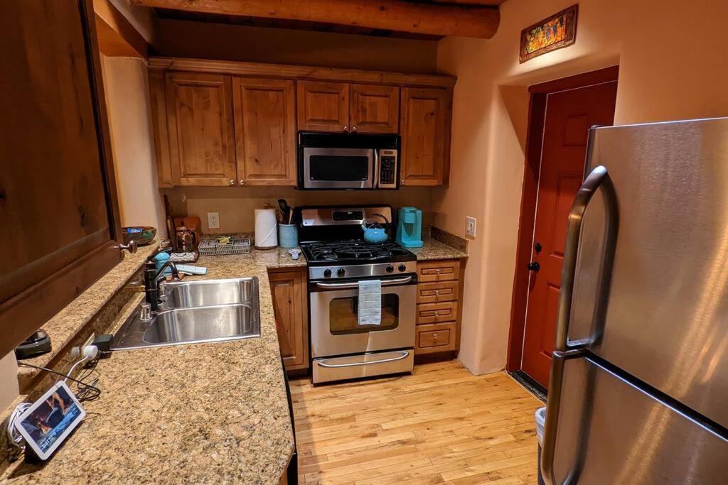 Magical Santa Fe Stay, Minutes From Town Square, Sleeps 4, Includes Free Parking And Outdoor Hot Tub! Bagian luar foto