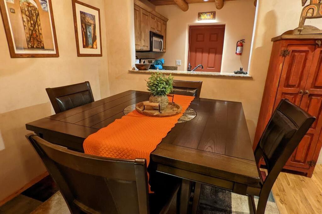 Magical Santa Fe Stay, Minutes From Town Square, Sleeps 4, Includes Free Parking And Outdoor Hot Tub! Bagian luar foto
