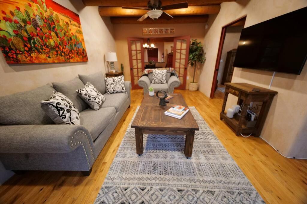 Magical Santa Fe Stay, Minutes From Town Square, Sleeps 4, Includes Free Parking And Outdoor Hot Tub! Bagian luar foto