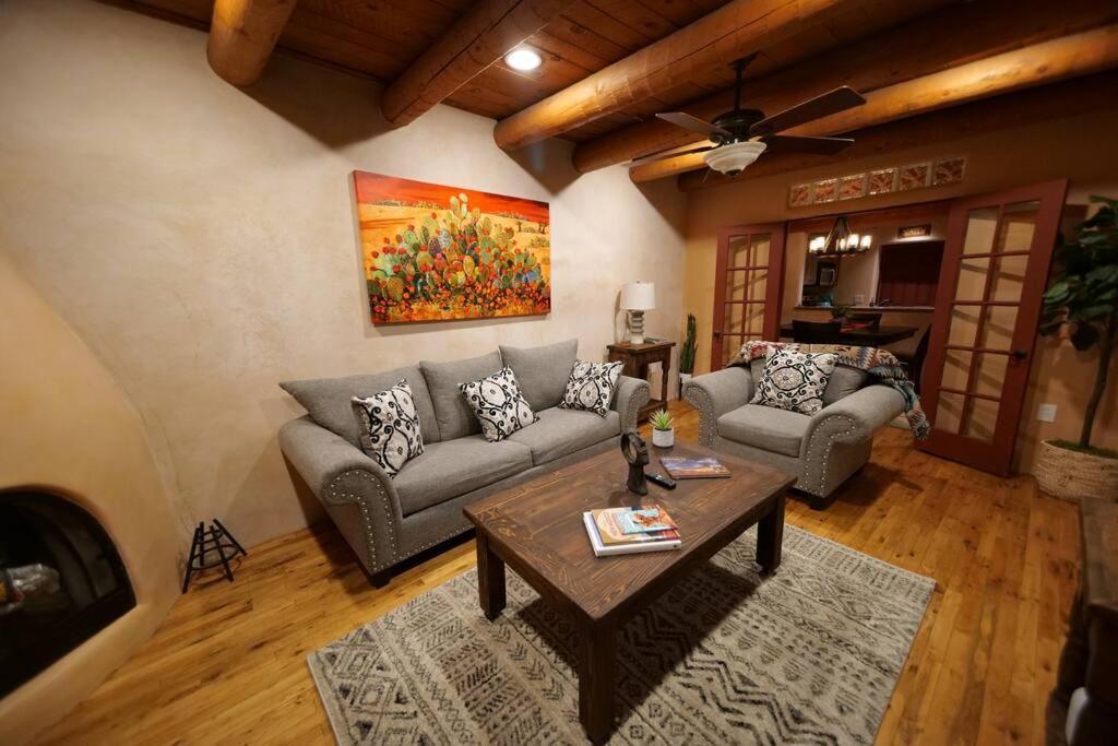 Magical Santa Fe Stay, Minutes From Town Square, Sleeps 4, Includes Free Parking And Outdoor Hot Tub! Bagian luar foto